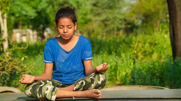 Criança Indiana Fazendo Exercício Plataforma Livre Estilo Vida Saudável Yoga — Fotografia de Stock