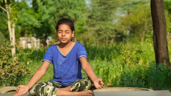 Indian Child Haciendo Ejercicio Plataforma Aire Libre Estilo Vida Saludable Fotos de stock libres de derechos