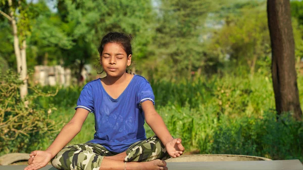 Hintli Çocuk Dışarıda Platformda Egzersiz Yapıyor Sağlıklı Bir Yaşam Tarzı — Stok fotoğraf