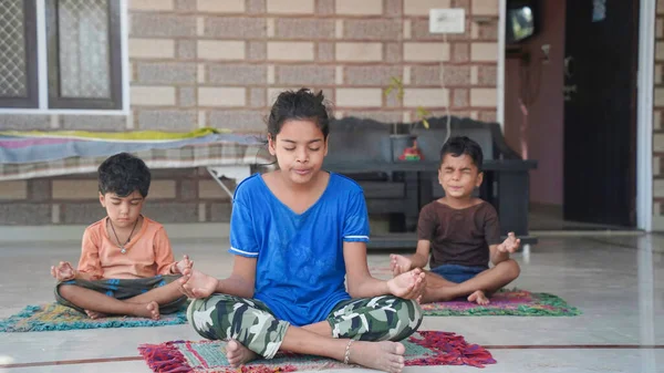 Asyalı Çocuklar Evde Yoga Pozu Veriyorlar Jimnastik Yapan Bir Grup — Stok fotoğraf