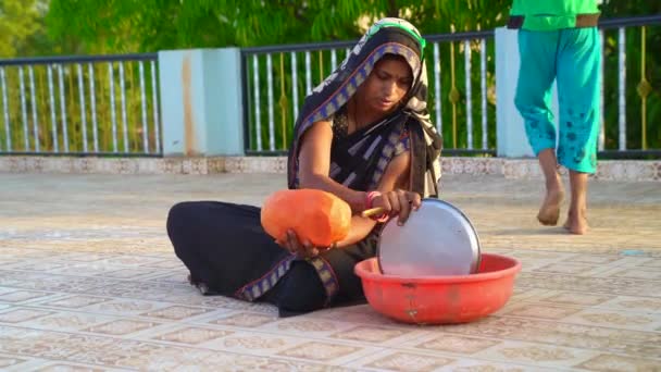 Indiase Vrouw Maakt Een Papaya Een Sinaasappelsmoothie Papaja Schillen Video — Stockvideo
