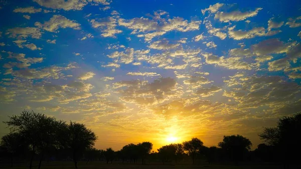 Dramatic Cloudy Sunset Dawn Sky Beautiful Yellow Evening Shot — 스톡 사진