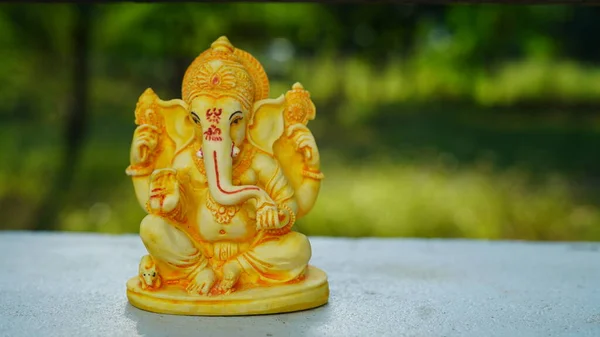Eco Friendly Ganesh Ganpati Idol Murti Nature Background Home Made — Stockfoto