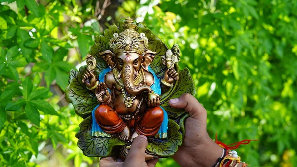 Eco Friendly Ganesh Ganpati Idol Murti Hand Nature Background Home — Zdjęcie stockowe