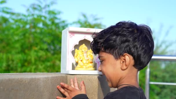 Filho Indiazinha Com Lorde Ganesha Rezando Indiano Ganesh Festival — Vídeo de Stock