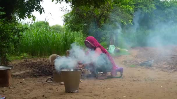 Rajasthan Reengus September 2022 2017年9月15日閲覧 村の貧しい女性家庭のための彼女の家の中庭で薪ストーブやChulha上の伝統的な方法で料理を調理 — ストック動画