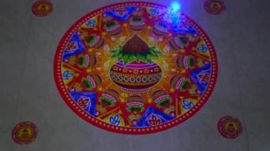 Çok renkli pirinç taneleri ve seçici odak noktasıyla Rangoli 'nin üzerine yerleştirilmiş Diya ya da kil yağı lambası kullanarak güzel Diwali selamı.