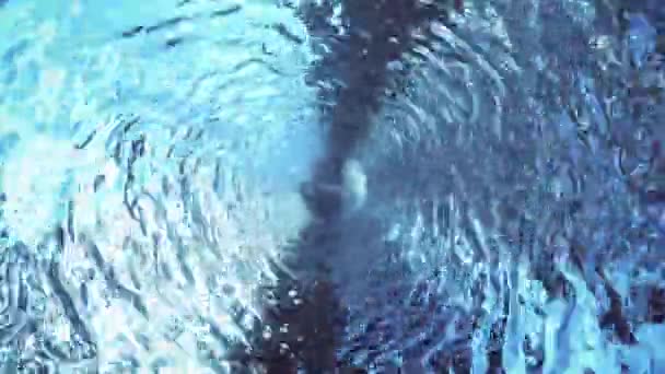 Hideg tiszta mély víz alagút forog a kamera körül végtelen hullámos tornádó — Stock videók