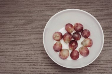 Ahşap arka plan üzerinde taze üzüm