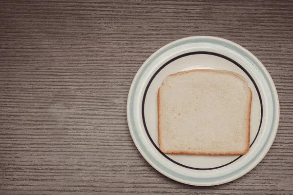 木製のテーブルにパンとコーヒー カップ — ストック写真