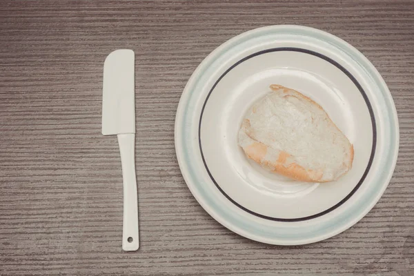 Ψωμί Και Μαχαίρι Ένα Πιάτο — Φωτογραφία Αρχείου