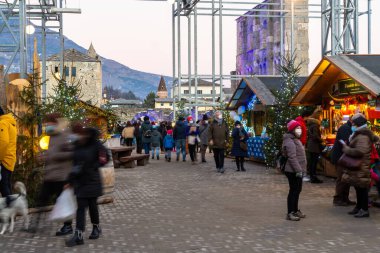 Aosta - İtalya - 19 Aralık 2021: Roma tiyatrosu yakınlarındaki Aosta Noel pazarı