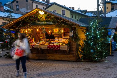 Aosta - İtalya - 19 Aralık 2021: Roma tiyatrosu yakınlarındaki Aosta Noel pazarı