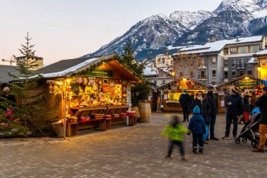Aosta - İtalya - 19 Aralık 2021: Roma tiyatrosu yakınlarındaki Aosta Noel pazarı