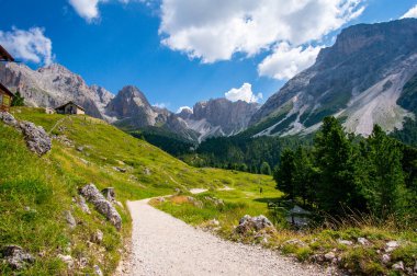 Val Gardena 'da yol Puez-Odle Doğa Parkı' nda