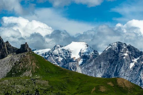 Yaz mevsiminde Marmolada Buzulu, Sella Geçidi, Dolomitler, İtalya, Güney Tyrol.