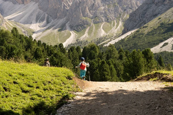 Çocuk Val Gardena 'da bir dağ yolunda koşuyor. Güney Tyrol