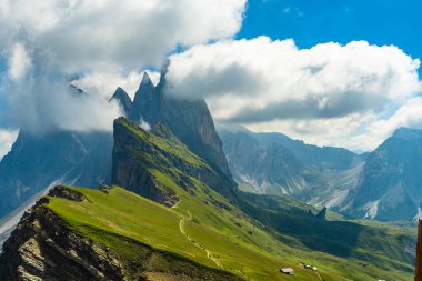 Seceda, Odle grubunun eteklerinde, Val Gardena 'da, Ortisei kasabasının yukarısında yer alan bir dağdır. Zirveye şehir merkezinden teleferikle ulaşılabilir.