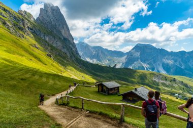 Seceda, Odle grubunun eteklerinde, Val Gardena 'da, Ortisei kasabasının yukarısında yer alan bir dağdır. Zirveye şehir merkezinden teleferikle ulaşılabilir.