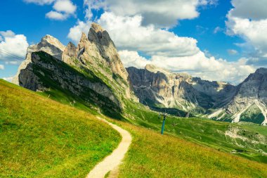 Seceda, Odle grubunun eteklerinde, Val Gardena 'da, Ortisei kasabasının yukarısında yer alan bir dağdır. Zirveye şehir merkezinden teleferikle ulaşılabilir.
