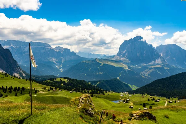 Seceda, Odle grubunun eteklerinde, Val Gardena 'da, Ortisei kasabasının yukarısında yer alan bir dağdır. Zirveye şehir merkezinden teleferikle ulaşılabilir.