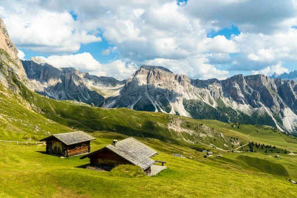 Seceda, Odle grubunun eteklerinde, Val Gardena 'da, Ortisei kasabasının yukarısında yer alan bir dağdır. Zirveye şehir merkezinden teleferikle ulaşılabilir.