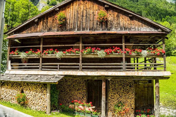 Venedik Dolomitleri 'ndeki antik dağ evi, Sottoguda' da, Marmolada buzulunun yanında. İtalya