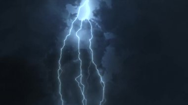 Geceleri gök gürültülü bulutlar ve yıldırımlı elektrik fırtınası kara arka planı vuruyor..