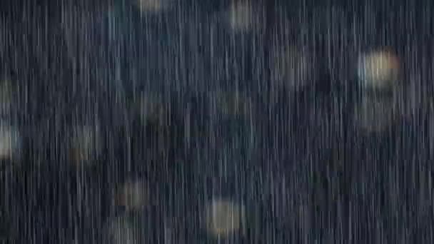 Forte pluie, gouttes de pluie pluie tombant isolé sur fond sombre 4K Loop. — Video