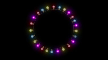 4K Güzel Noel ışıkları yanıp sönüyor, tel çerçeve renkli ampuller, değişen ışık, yeni yıl ışıkları, karanlık arka plan. Tatil, Parti, etkinlik ve kutlamalar, davetiye