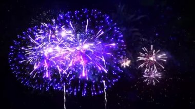 Renkli havai fişeklerin parıltısı 4K 'yı patlatıyor. Gerçek havai fişek arka planı. Festival Şov, Düğün, Konfeti, Mutlu Yıllar, Noel, Diwali, Kutlama. Yeni yıl arifesi havai fişek kutlaması