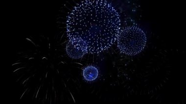 4K gerçek renkli havai fişek festivali ulusal bayram, yeni yıl partisi veya kutlama etkinliği boyunca gece gökyüzünde sergilenecek. Parlak havai fişek gösterisi. Havai fişek gösterisi. Bağımsızlık Günü, 4 Temmuz