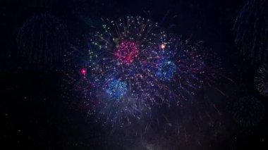 4K Yeni Yıl arifesi gerçek havai fişeklerle dolu bir kutlama döngüsü. Soyut altın parıldayan havai fişek gösterisi. Gerçek Havai fişek gösterisi, yeni yıl. ulusal bayram, yeni yıl partisi veya etkinliği
