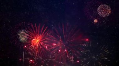 4K gerçek renkli havai fişek festivali ulusal bayram, yeni yıl partisi veya kutlama etkinliği boyunca gece gökyüzünde sergilenecek. Parlak havai fişek gösterisi. Havai fişek gösterisi. Bağımsızlık Günü, 4 Temmuz