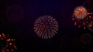 Soyut 4K ilmek gece gökyüzü havai fişek gösterisinde parlak havai fişek ışıkları. Döngü Animasyon Arkaplanı. Doğum günü, yıldönümü, kutlama, tatil, yeni yıl, Noel, festival, selamlama, Diwali.