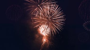 Smoke Foggy 'deki Gerçek Havai Fişek Patlaması Gece Gökyüzü Döngüsü 4K Arka Planında. Doğum günü, yıldönümü, kutlama, tatil, yeni yıl, parti, davetiye, Noel, festival, Diwali, düğün etkinliği