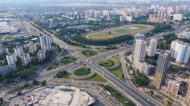 Şehre bakan arabalarla dolu işlek bir trafik yolu üzerinde uçmak