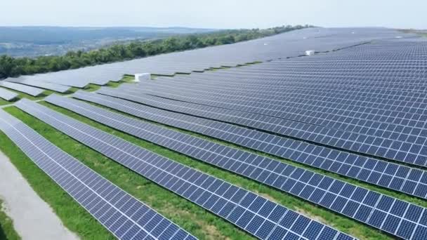 Аерофотозйомка великої ферми промислових енергетичних сонячних панелей у полі — стокове відео