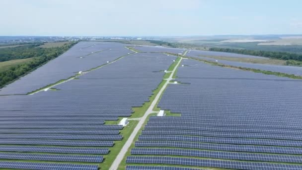 Stor gård av industriella solpaneler och generatorer byggda i rad i fält — Stockvideo