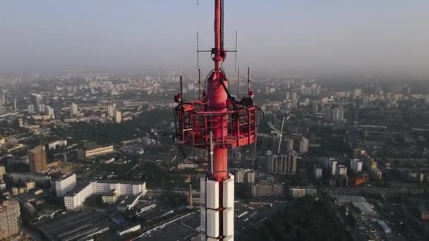 Vista aérea desde un punto alto de la ciudad, torre de televisión en la vista del paisaje urbano — Vídeo de stock