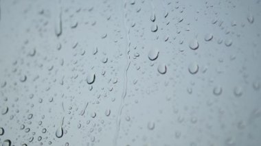Pencereye yağmur damlaları düşer. Kötü depresif hava, sağanak yağmur ve rüzgar. Yüksek kalite 4k görüntü