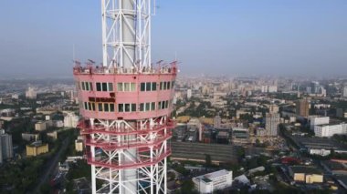 Şehrin yüksek bir noktasından hava manzarası, şehir manzaralı bir TV kulesi. Yüksek kalite 4k görüntü
