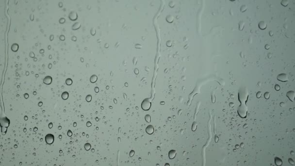 Des gouttes de pluie tombent sur la fenêtre. Mauvais temps dépressif, fortes pluies et vent — Video