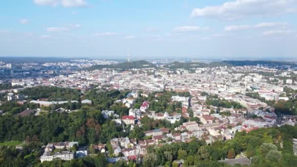 Eski Avrupa kenti Lviv, Ukrayna 'nın merkezi havadan görünüşü — Stok video