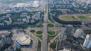 Şehir manzarasında arabaları ve kamyonları olan işlek şehir trafiği manzarası