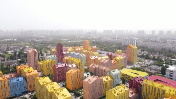 Luftaufnahme einer modernen Wohngegend mit farbigen Gebäuden — Stockvideo