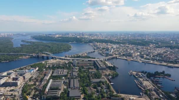 Leť nad budovami velkoměsta. Letecký pohled na město a řeku — Stock video