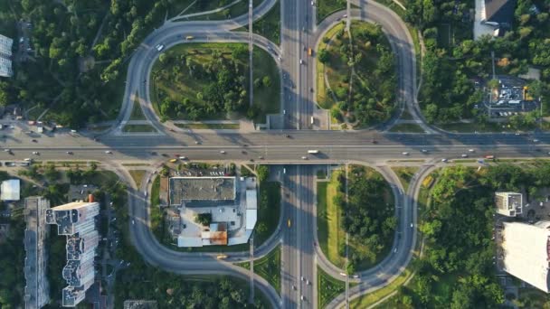 자동차가 있는 번잡 한 도시 도로의 맨 위 사진. 러시아워에 교통 체증 — 비디오