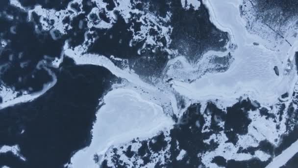Aerial top view of cracked ice in the frozen water. Beautiful abstract pattern — Vídeo de Stock