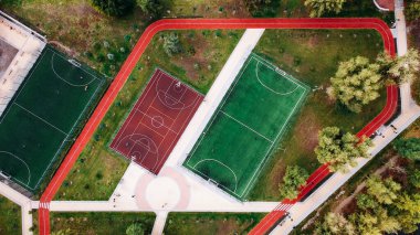 Park alanındaki yerleşim alanındaki futbol sahası ve basketbol sahasının en üst görüntüsü